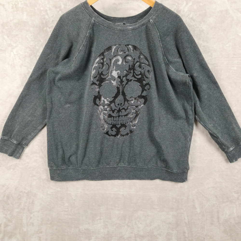 Torrid‎ Sweatshirt Women’s Size 1X Gray Sunwashed Skull Print Grunge Streetwear